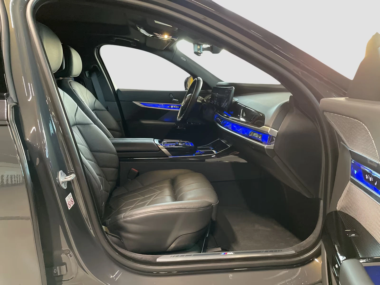 2023 BMW i7 xDRIVE60 544HP MSPORT MASS 360 PANO DUALCOLOR 249z — 11
