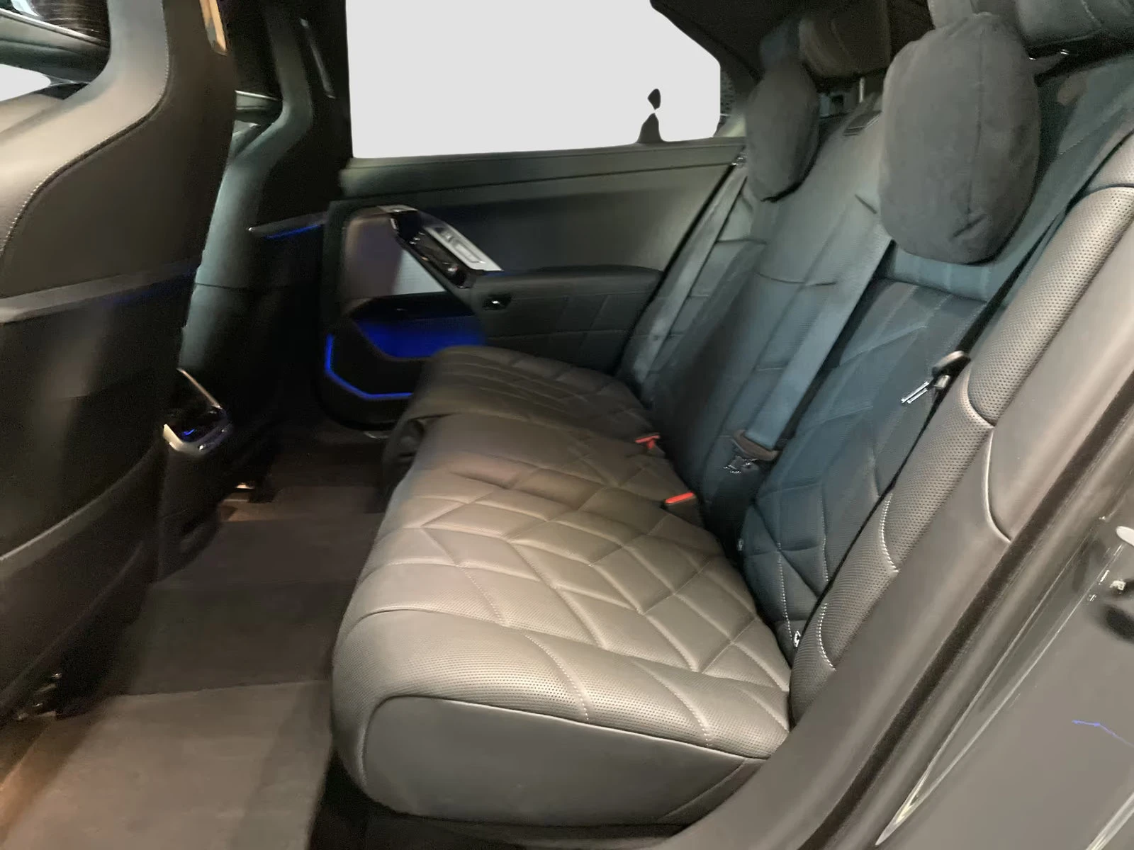 2023 BMW i7 xDRIVE60 544HP MSPORT MASS 360 PANO DUALCOLOR 249z — 12