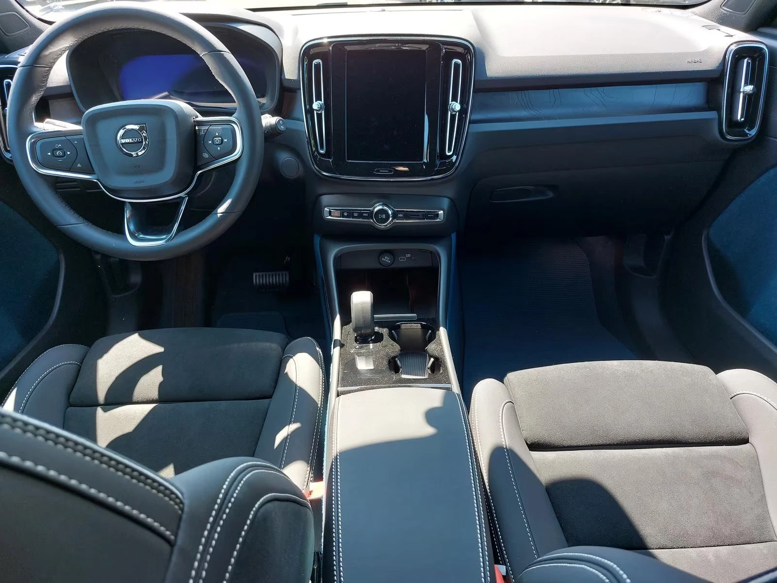 2023 Volvo EX40 231HP CORE CAM LED NAVI CPLAY AMBI 285gpr — 6