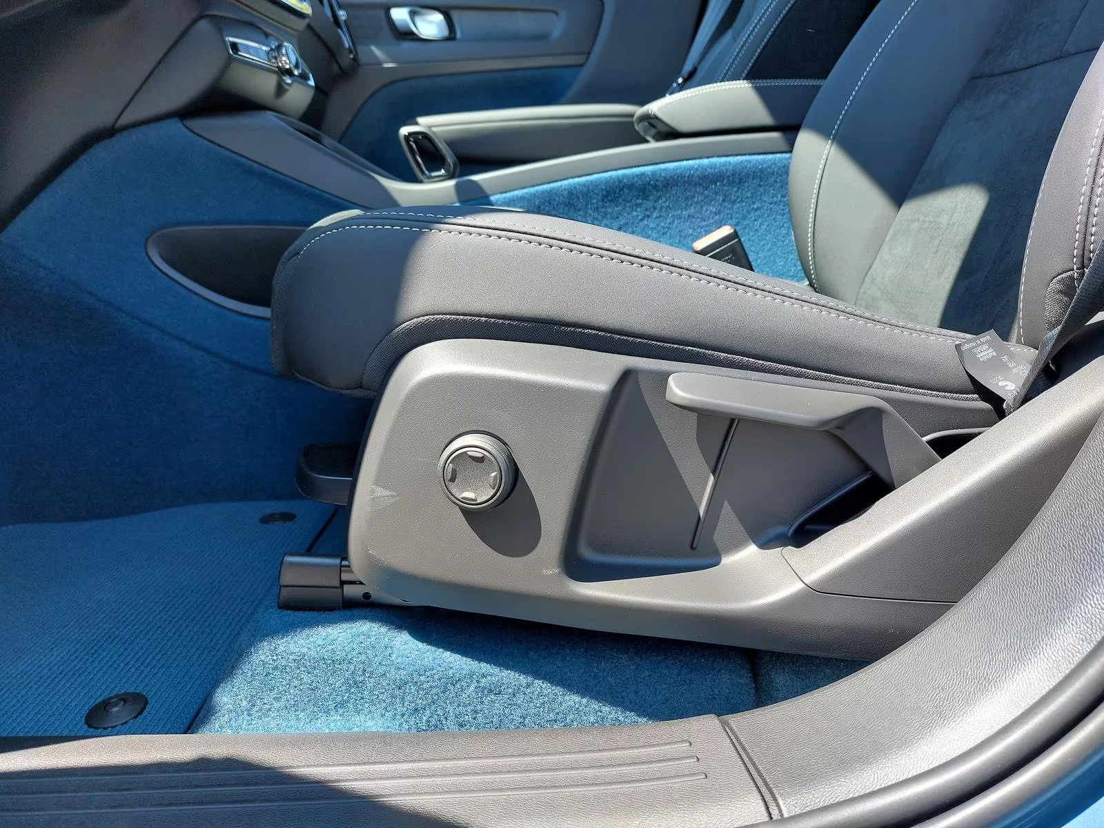 2023 Volvo EX40 231HP CORE CAM LED NAVI CPLAY AMBI 285gpr — 14