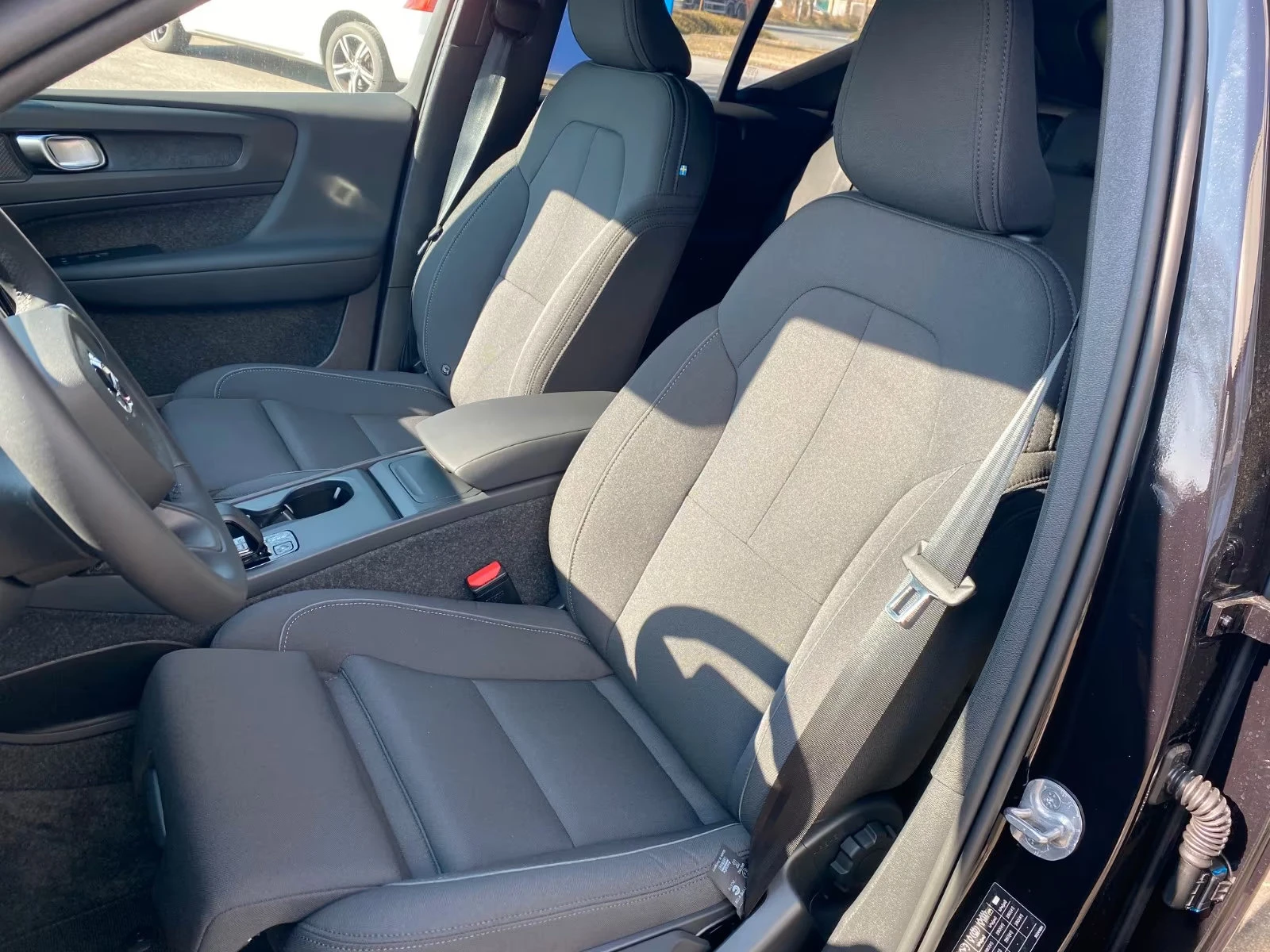 2025 Volvo EX40 SINGLE 252HP RANGE-PLUS PIXEL-LED 360 ACC BSA 979f — 9
