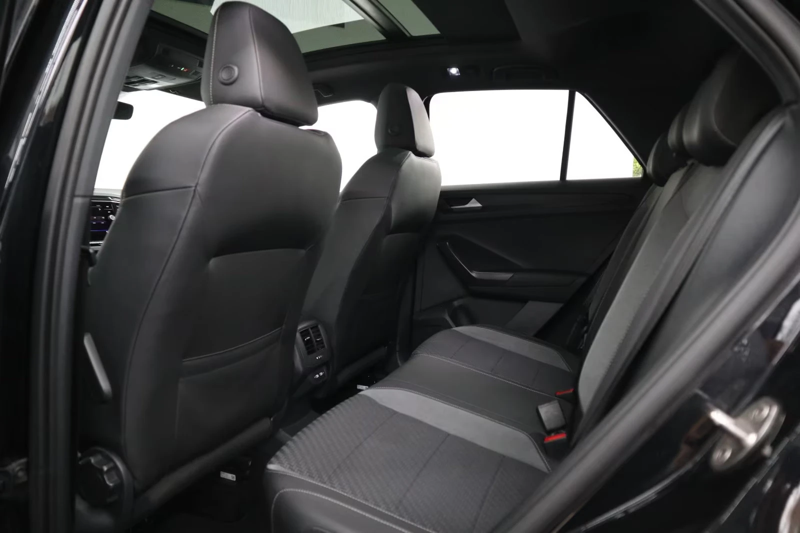 2021 Volkswagen R-LINE 300HP AKRAPOVIC PANO 4X4 CAM DIGITAL 962v — 11