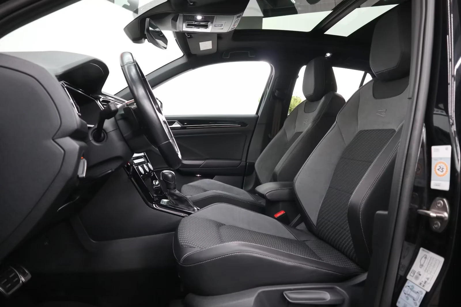 2021 Volkswagen R-LINE 300HP AKRAPOVIC PANO 4X4 CAM DIGITAL 962v — 9