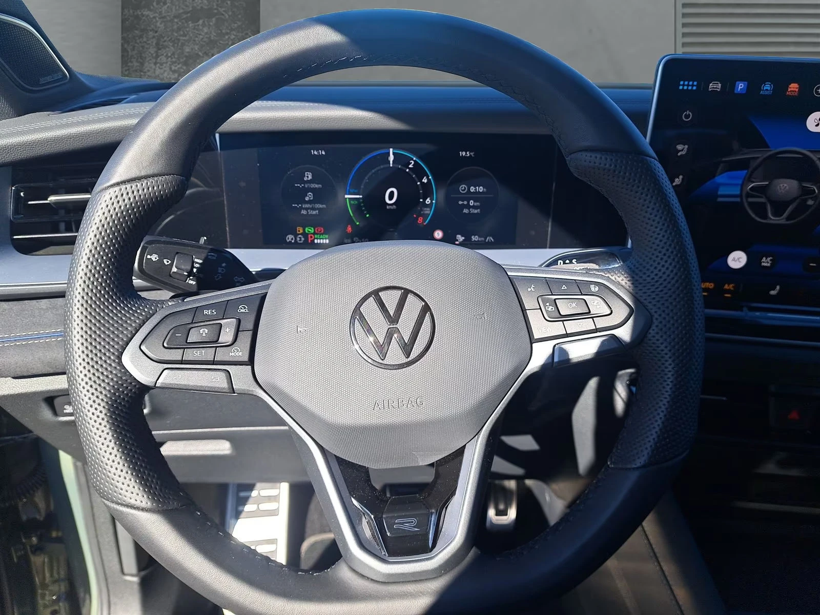 2025 Volkswagen 1.5PHEV 204HP RLINE MASSAGE 360 ACC LED AMBI 124z — 8