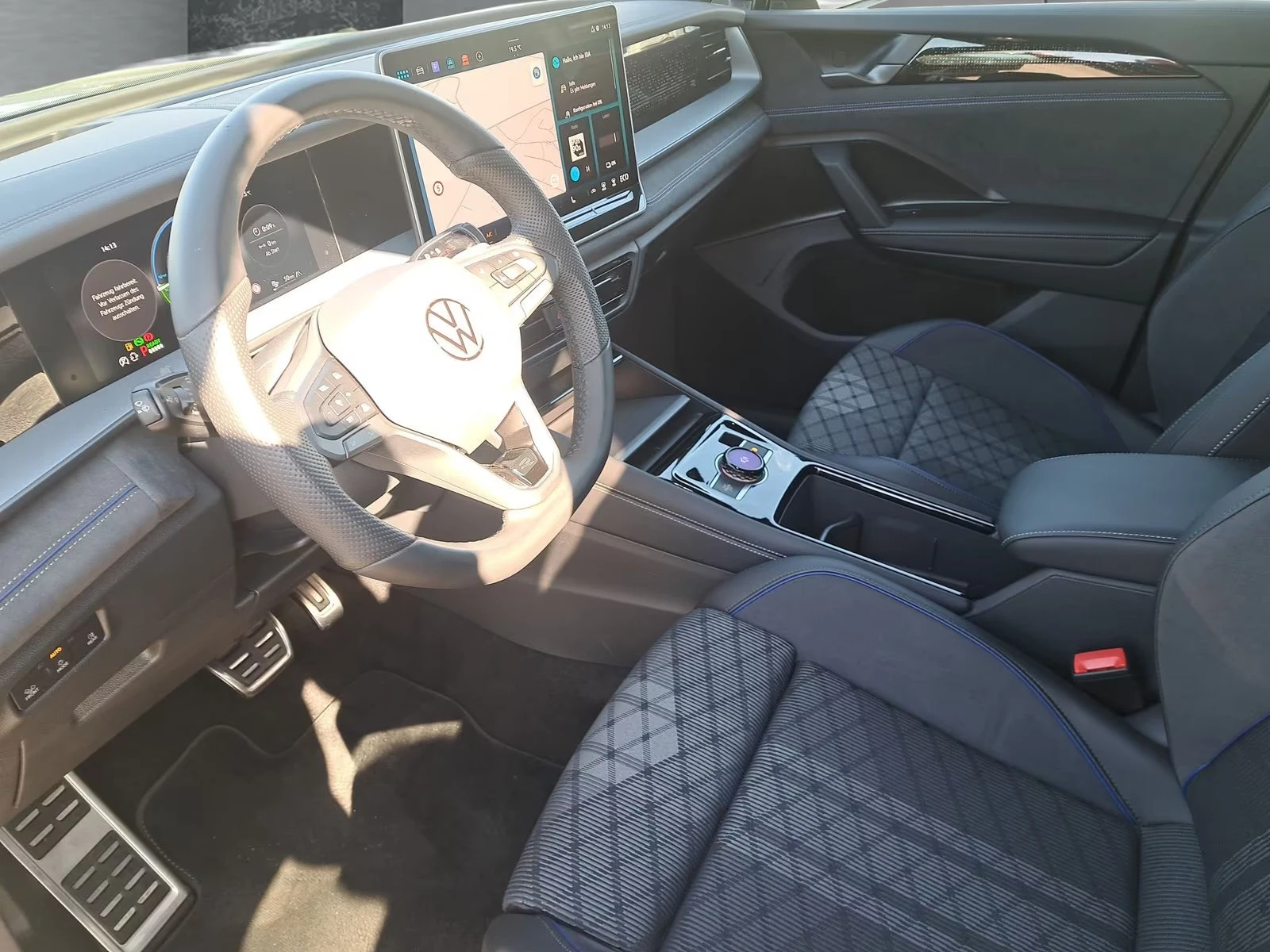 2025 Volkswagen 1.5PHEV 204HP RLINE MASSAGE 360 ACC LED AMBI 124z — 10
